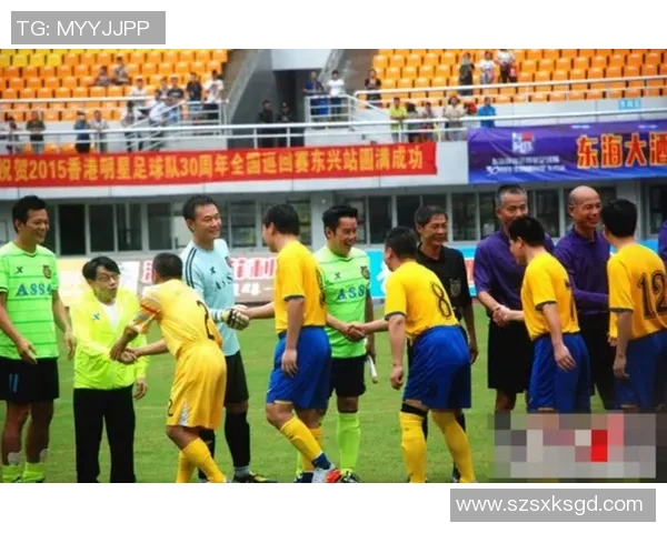 足球赛球星赛前握手瞬间真实记录展现体育精神与友谊的力量